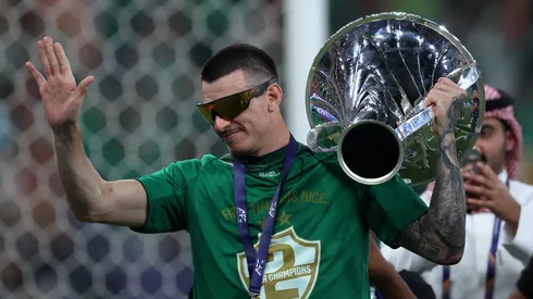 Ibañez com o troféu da Champions da Ásia. (Foto: Yasser Bakhsh/Getty Images)