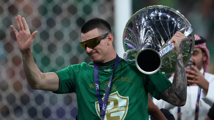 Ibañez com o troféu da Champions da Ásia. (Foto: Yasser Bakhsh/Getty Images)