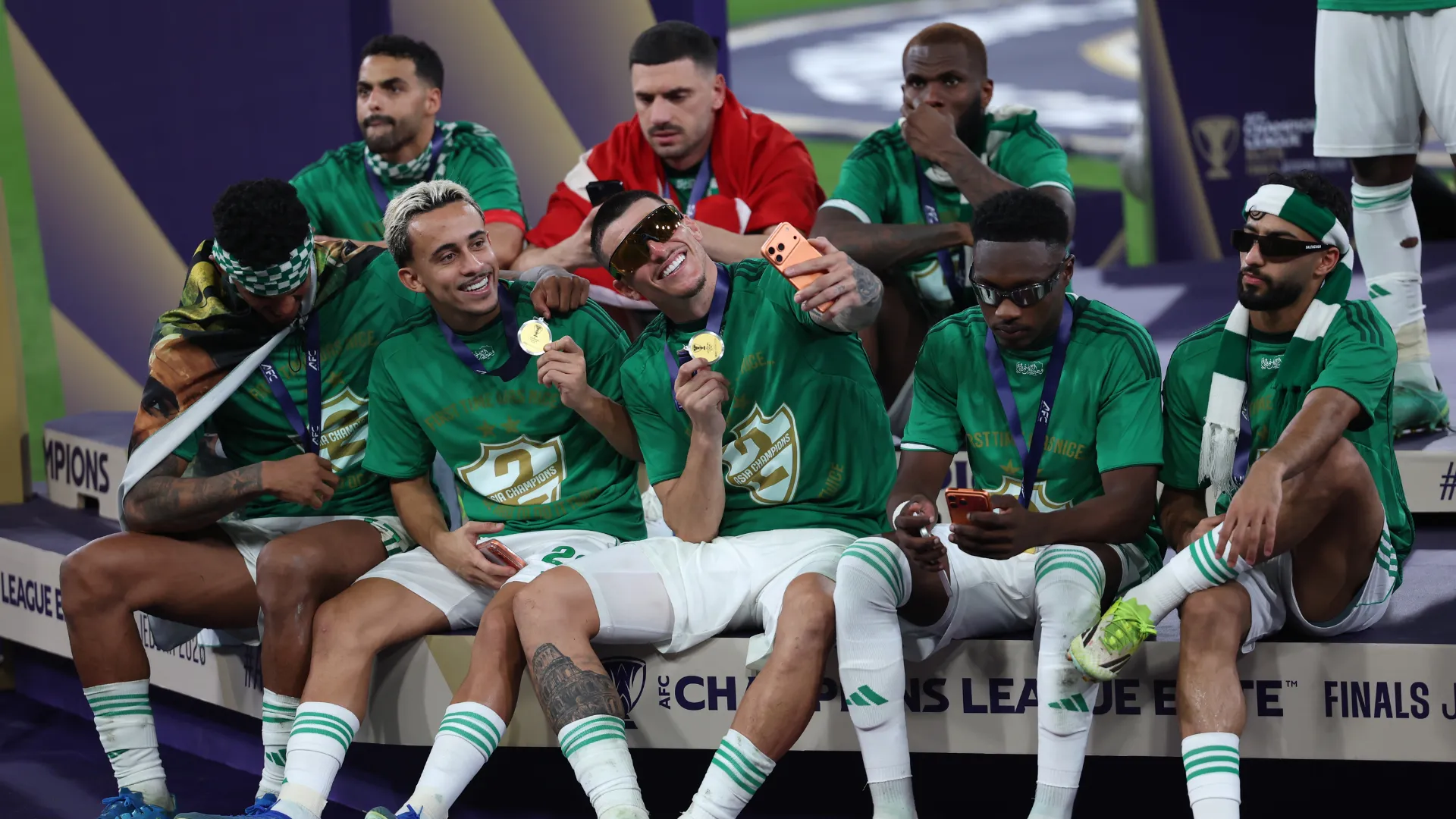 Ibañez e Matheus Gonçalves comemorando título com a camisa do Al-Ahli