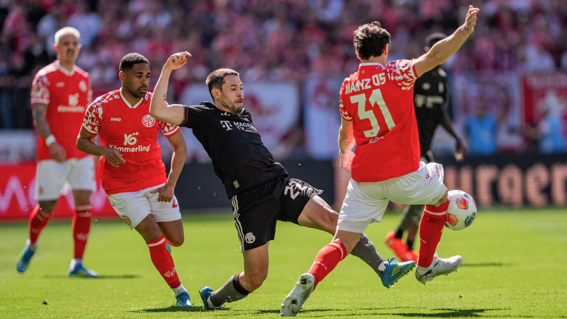 Lance de Raphael Guerreiro no jogo entre Mainz e Bayern de Munique (foto: Sona Maleterova/Getty Images)