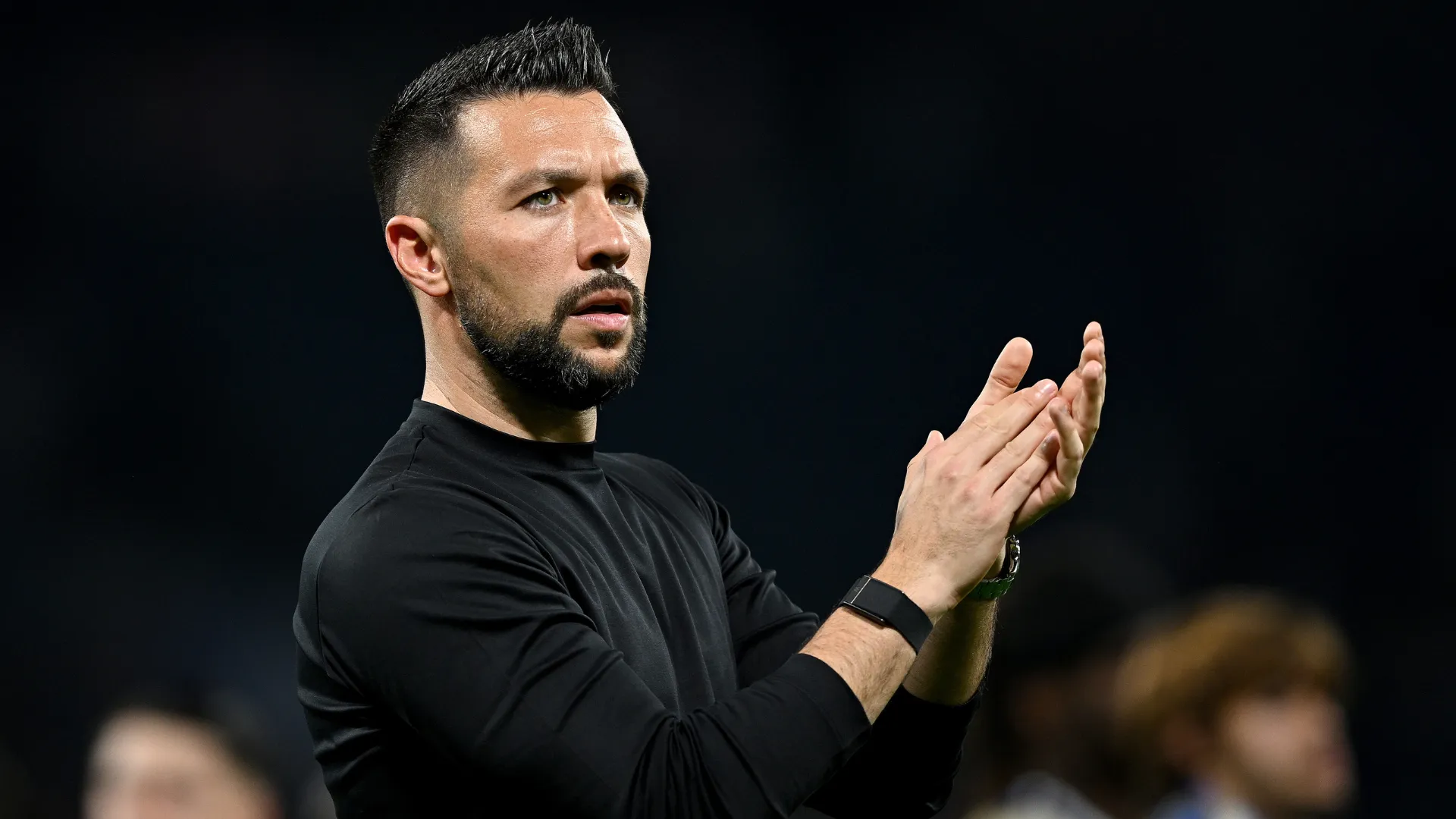 Francesco Farioli, alvo do Chelsea, bate palmas durante partida do Porto