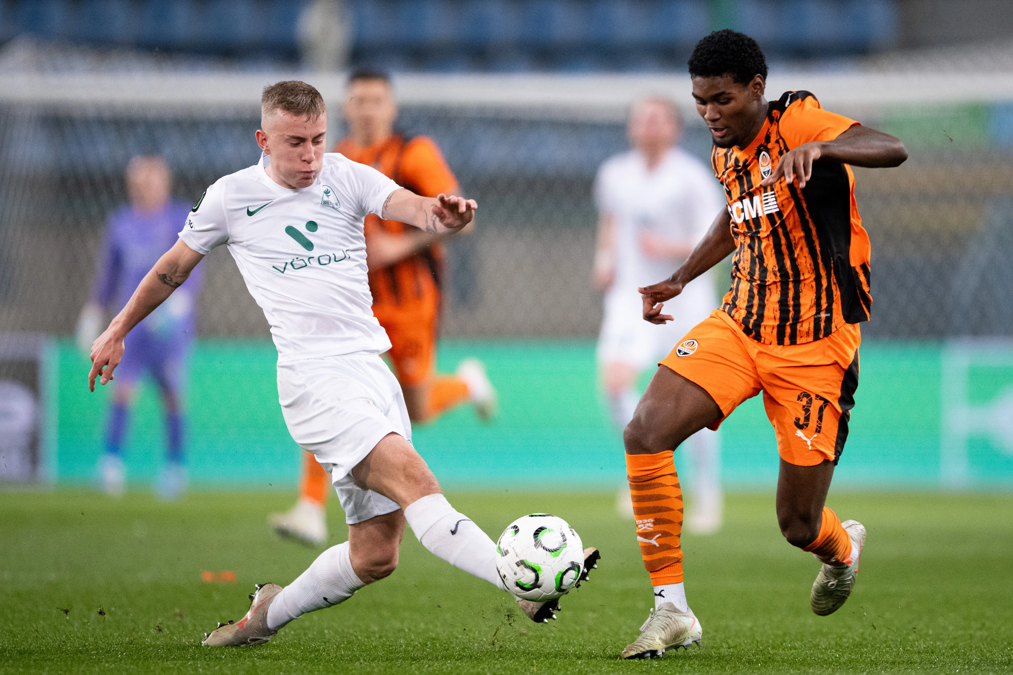 Lucas Ferreira em jogo na Ucrânia. Foto: Mateusz Slodkowski/Getty Images