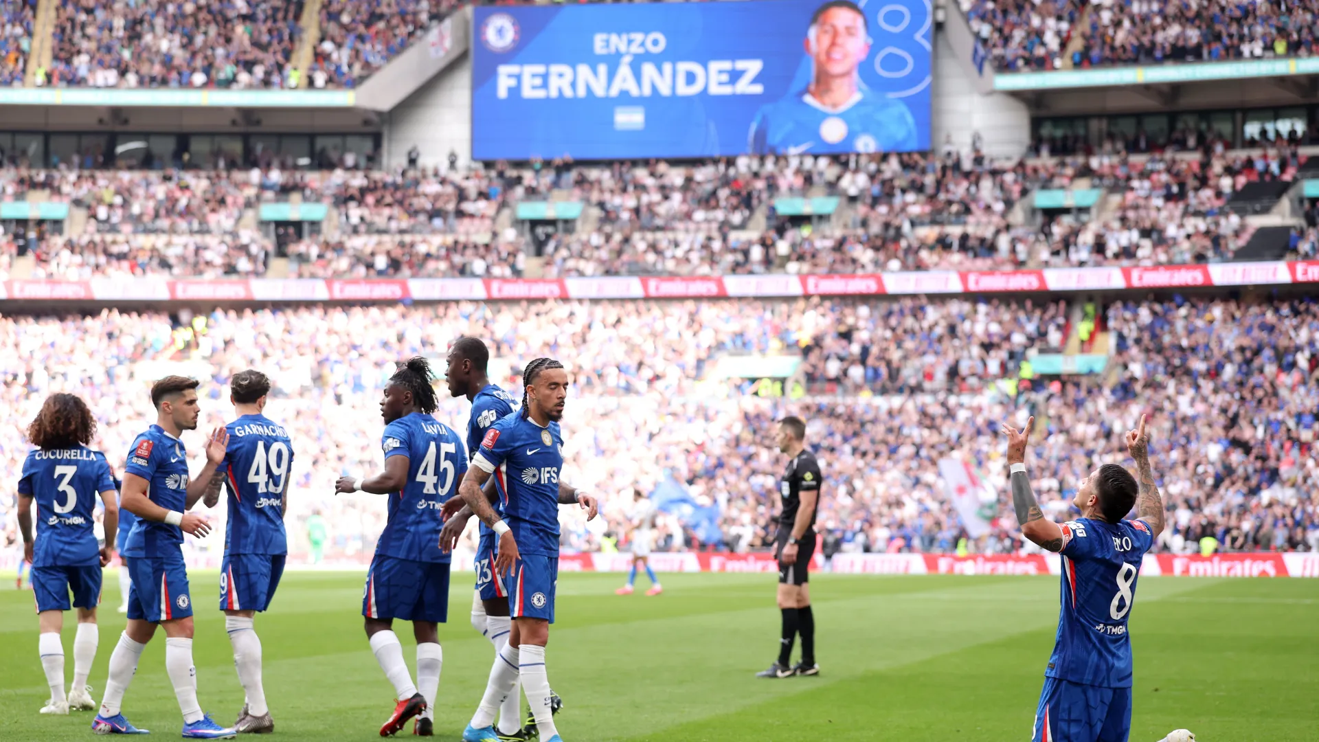 Enzo Fernández comemora na frente da torcida do Chelsea