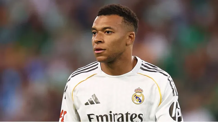 Kylian Mbappé durante jogo. (Photo by Fran Santiago/Getty Images)