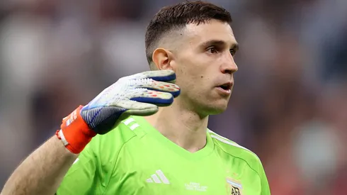 Dibu Martínez foi crucial para a Argentina vencer a França nos pênaltis. (Photo by Julian Finney/Getty Images)