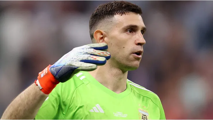 Dibu Martínez foi crucial para a Argentina vencer a França nos pênaltis. (Photo by Julian Finney/Getty Images)