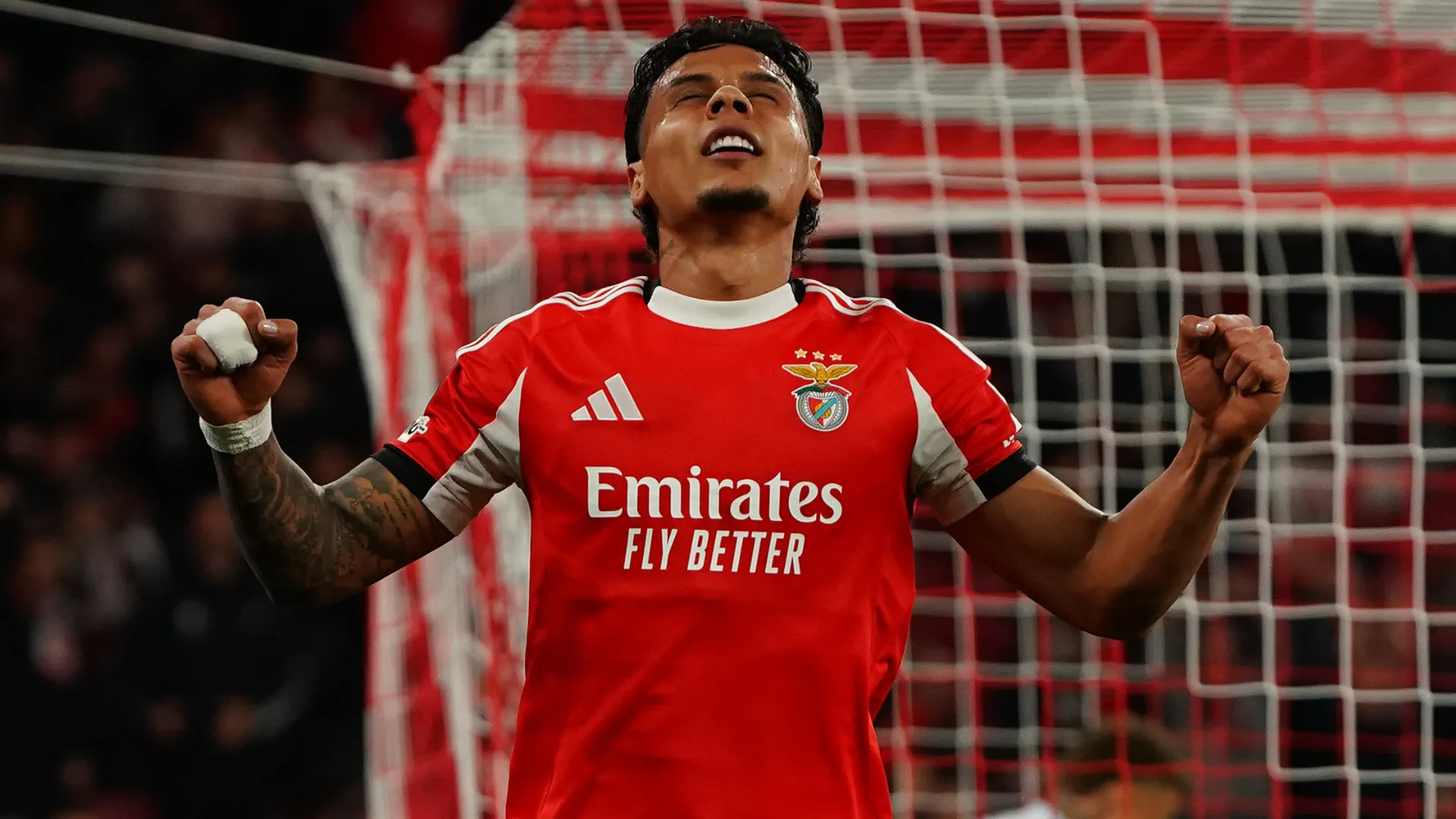Richard Ríosn comemora gol com a camisa do Benfica