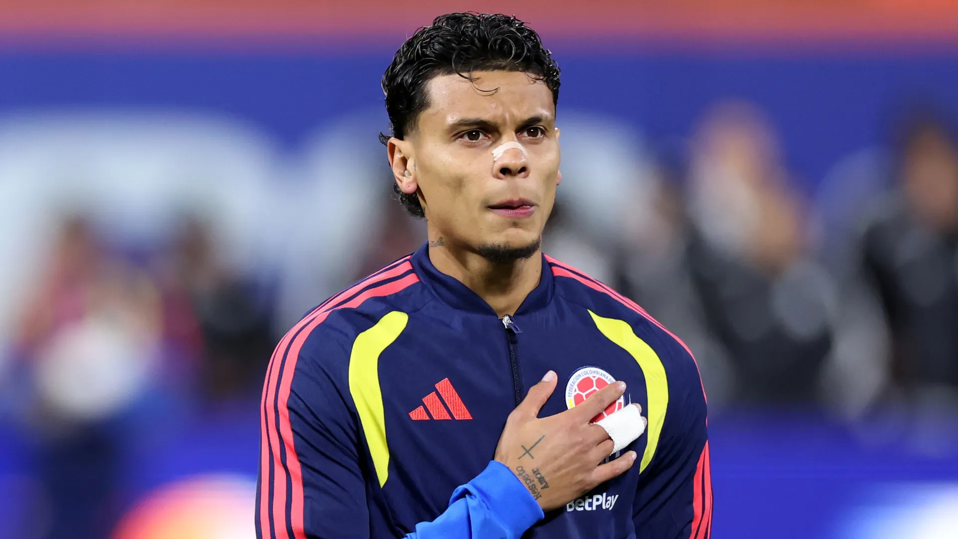 Richard Ríos antes de jogo pela seleção da Colômbia