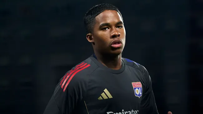 Endrick durante treino com a camisa do Lyon