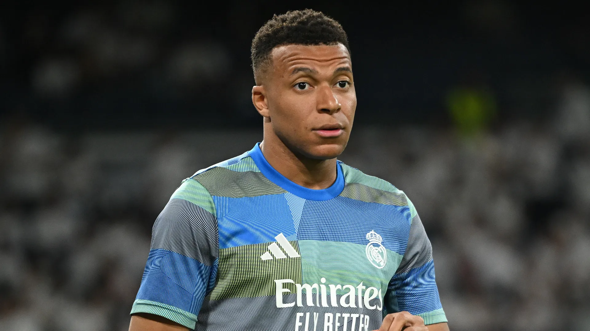 Kylian Mbappé durante aquecimento pelo Real Madrid