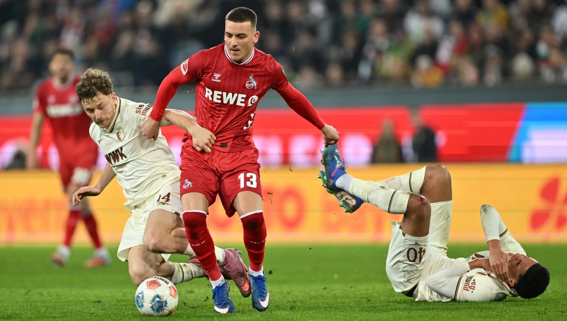 Said El é desafiado por Yannik Keitel durante partida da Bundesliga. Foto: Sebastian Widmann/Getty Images