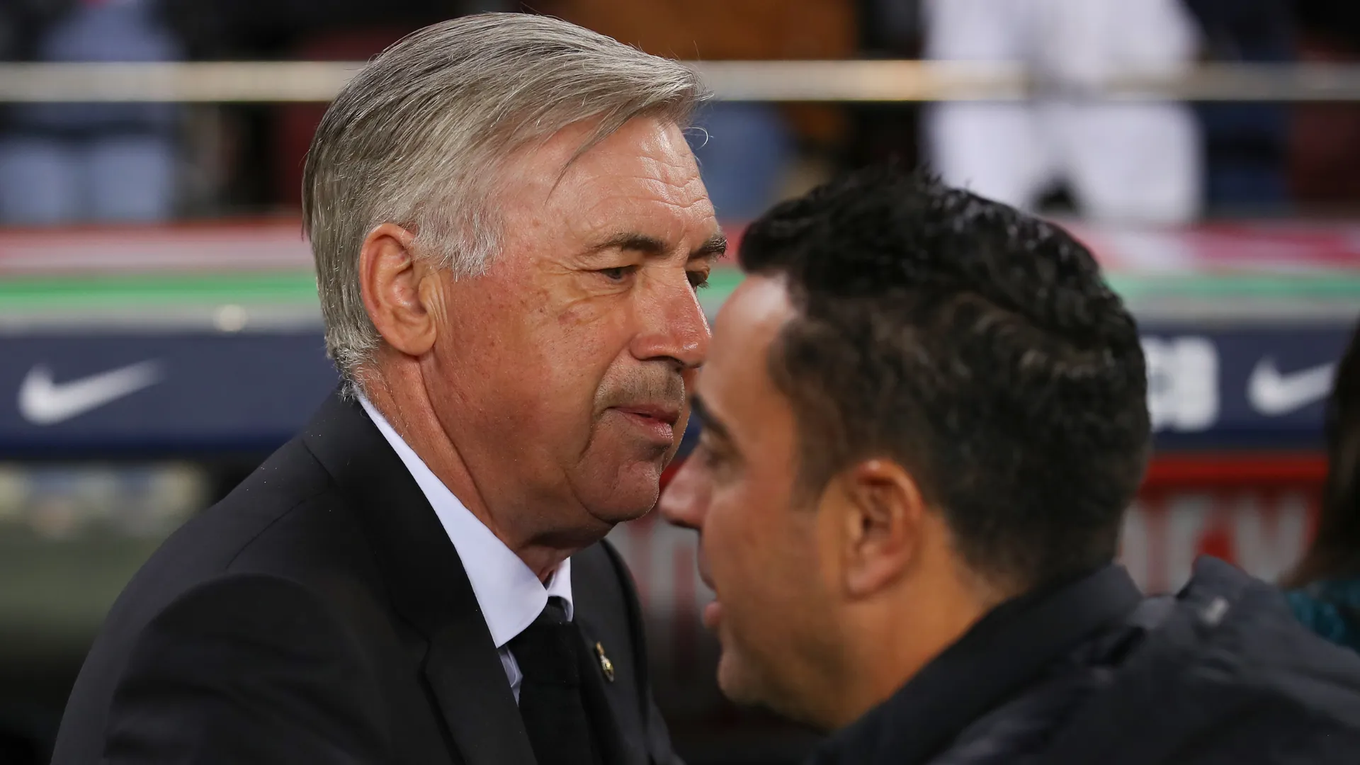 Xavi ao lado do técnico Carlo Ancelotti