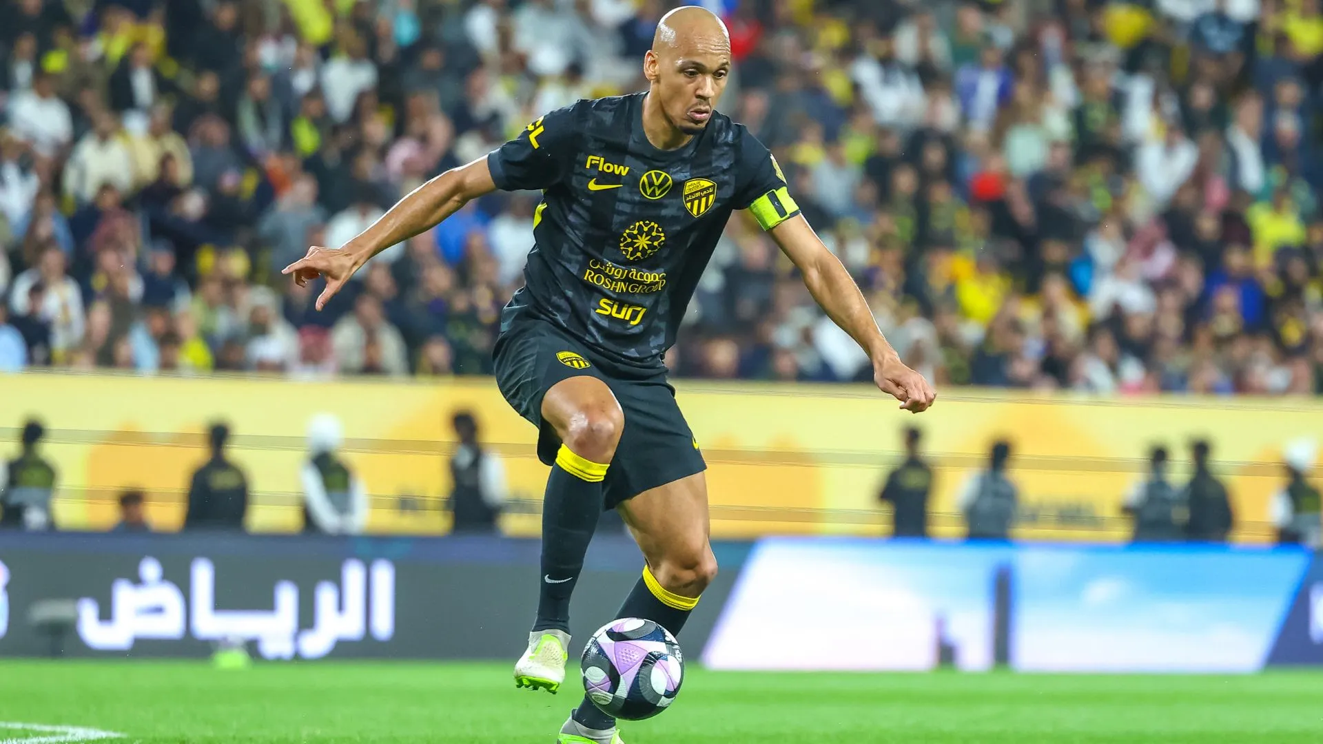 Fabinho em jogo do Al-Ittihad (foto: Abdullah Ahmed/Getty Images)