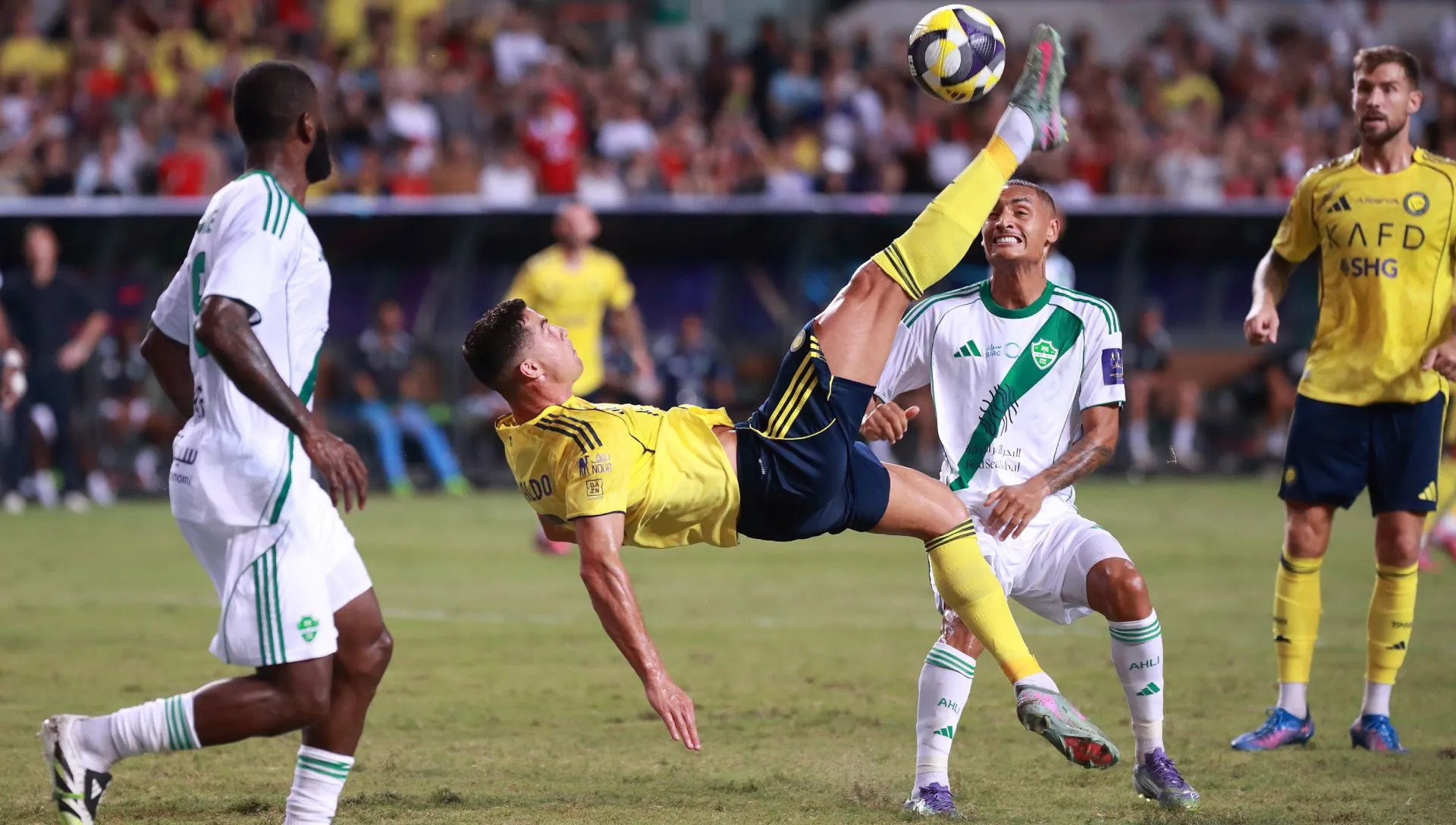 Cristiano Ronaldo, do Al-Nassr, tenta gol durante a Supercopa da Arábia Saudita contra Al-Ahli. Foto:Thomas Tang/Eurasia Sport Images/Getty Images
