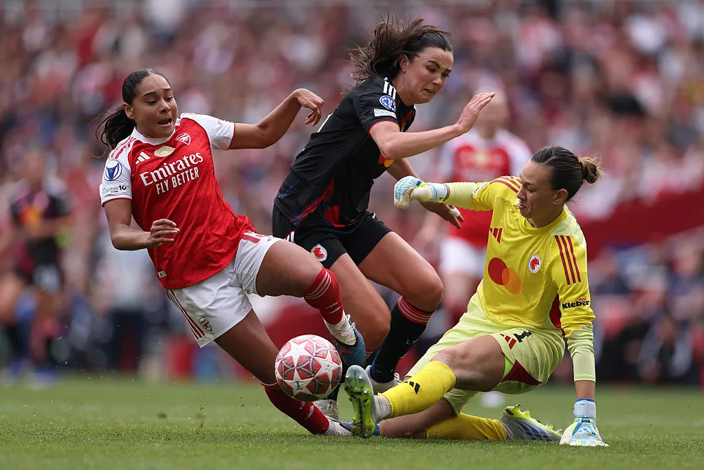 Jogadoras de Arsenal e Lyonnes brigando pela bola – Foto: Richard Heathcote/Getty Images