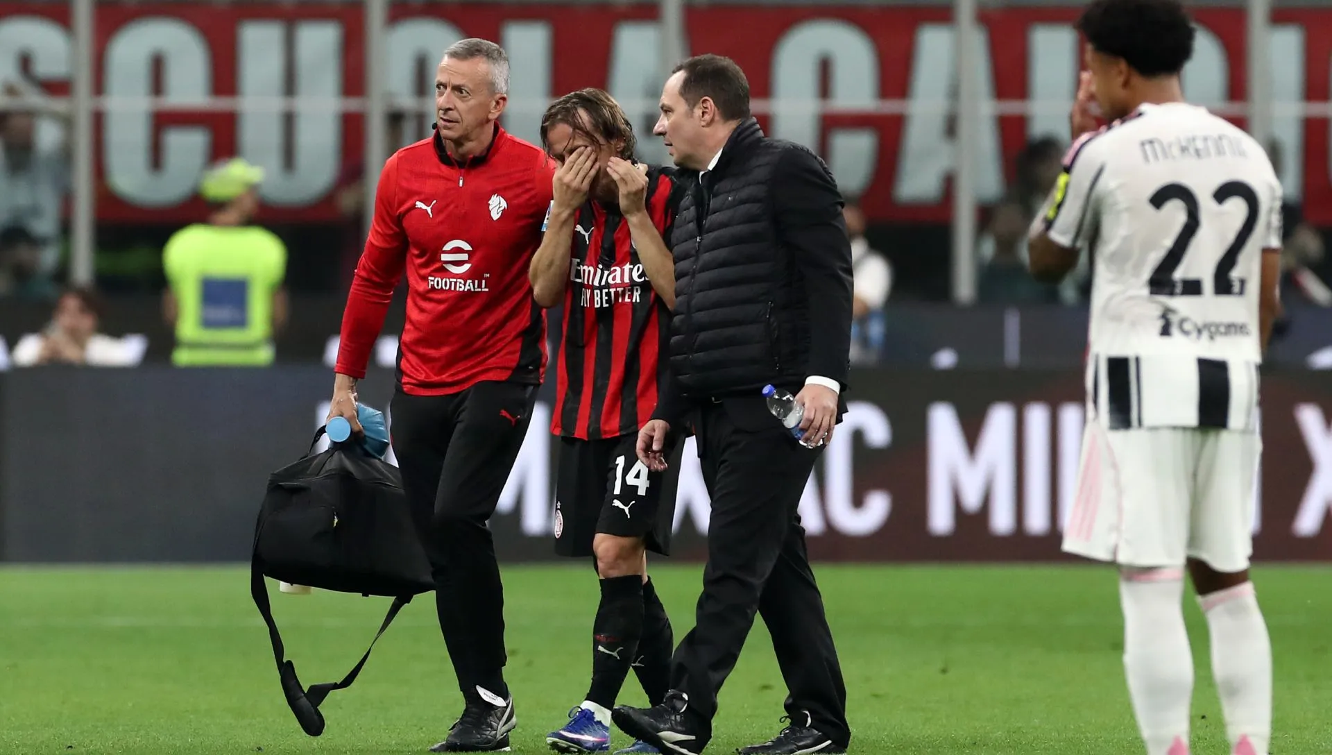 Modric recebe assistência médica após sofrer lesão durante partida da Série A. Foto: Marco Luzzani/Getty Images