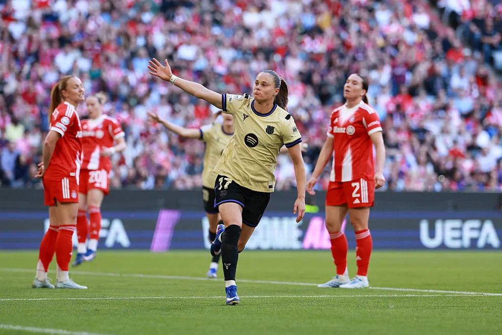 Ewa Pajor comemorando o gol marcado pelo Barcelona contra o Bayern - Foto: Jasmin Walter/Getty Images