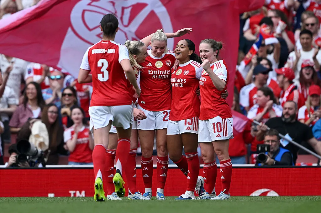 Jogadoras do Arsenal comemorando o gol marcado contra o Lyon na Champions Feminina - Foto: Shaun Botterill/Getty Images