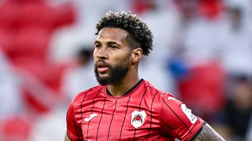 Wesley com a camisa do Al-Rayyan, do Catar