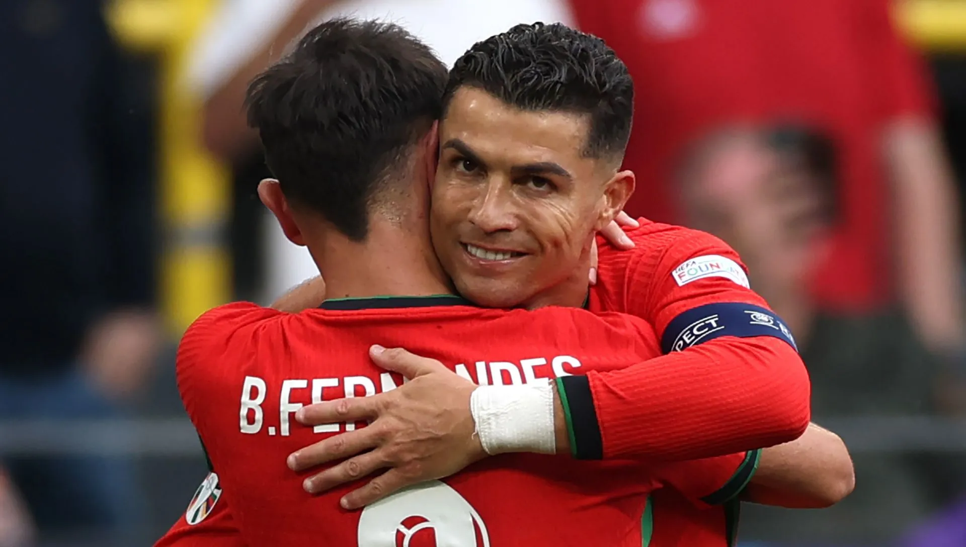 Bruno Fernandes comemora com Cristiano Ronaldo após marcar gol durante a partida da fase de grupos da UEFA EURO 2024.