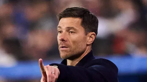 Xabi Alonso disputa vaga no Chelsea com nomes como Filipe Luís e Iraola. (Photo by Juan Manuel Serrano Arce/Getty Images)