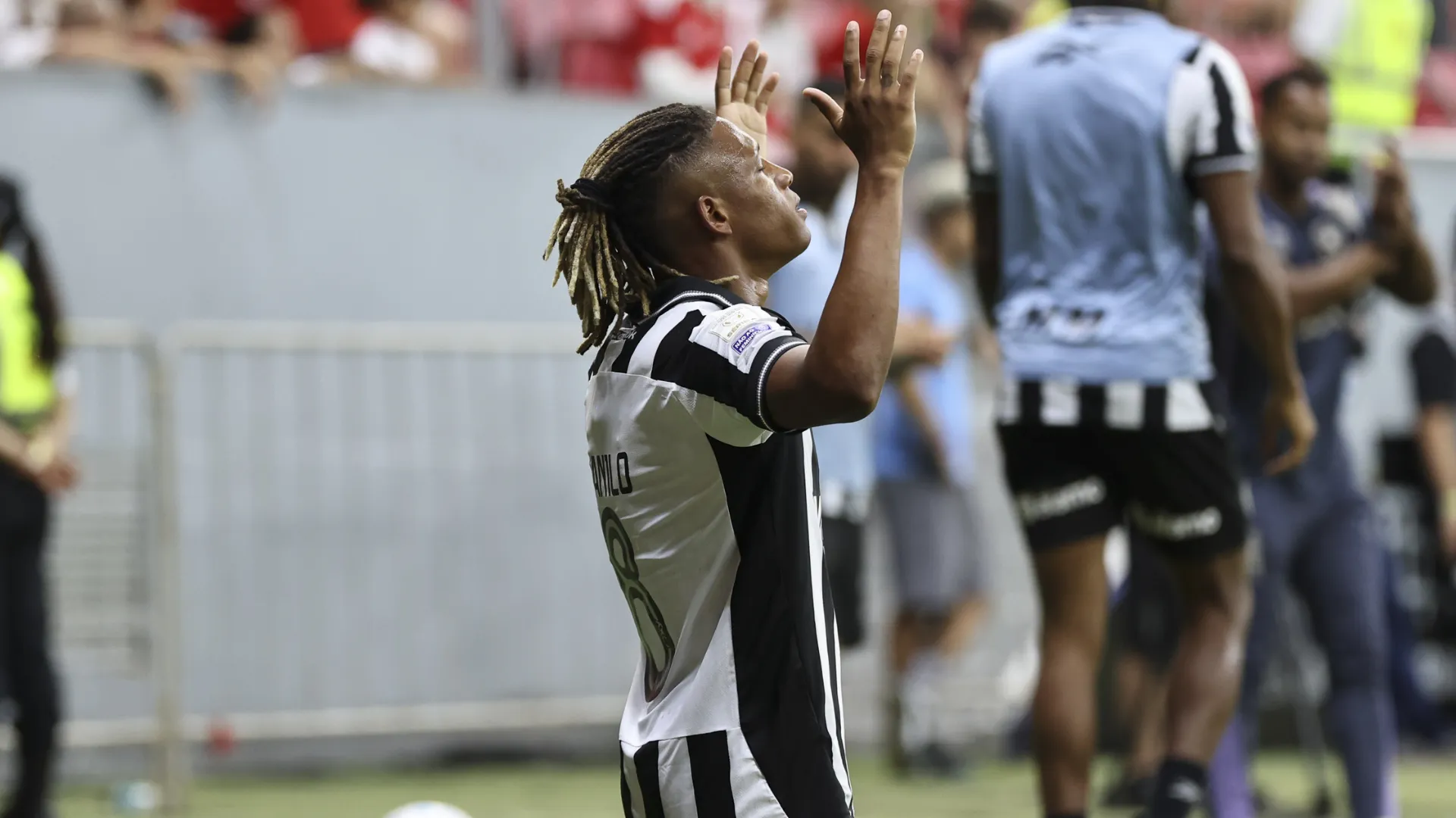 Danilo marca pelo Botafogo. (Foto Mateus BonomiAGIF)