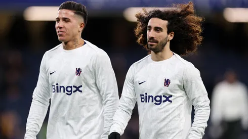Enzo Fernández e Cucurella antes de uma partida pelo Chelsea. Foto: Luke Walker/Getty Images