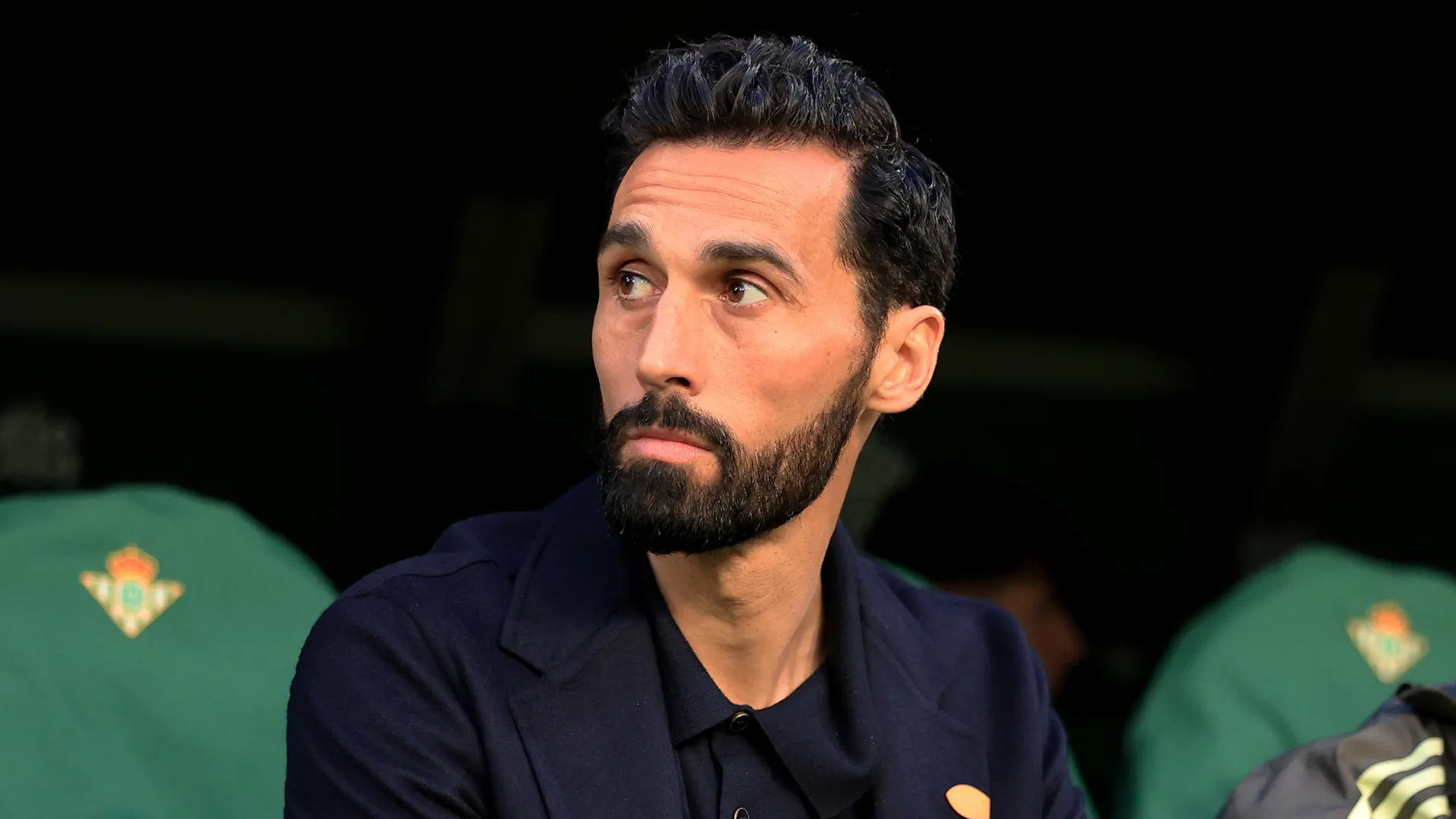 Álvaro Arbeloa sentado no banco de reservas pelo Real Madrid
