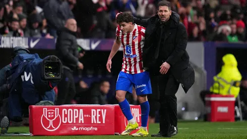 Julián Álvarez e Diego Simeone