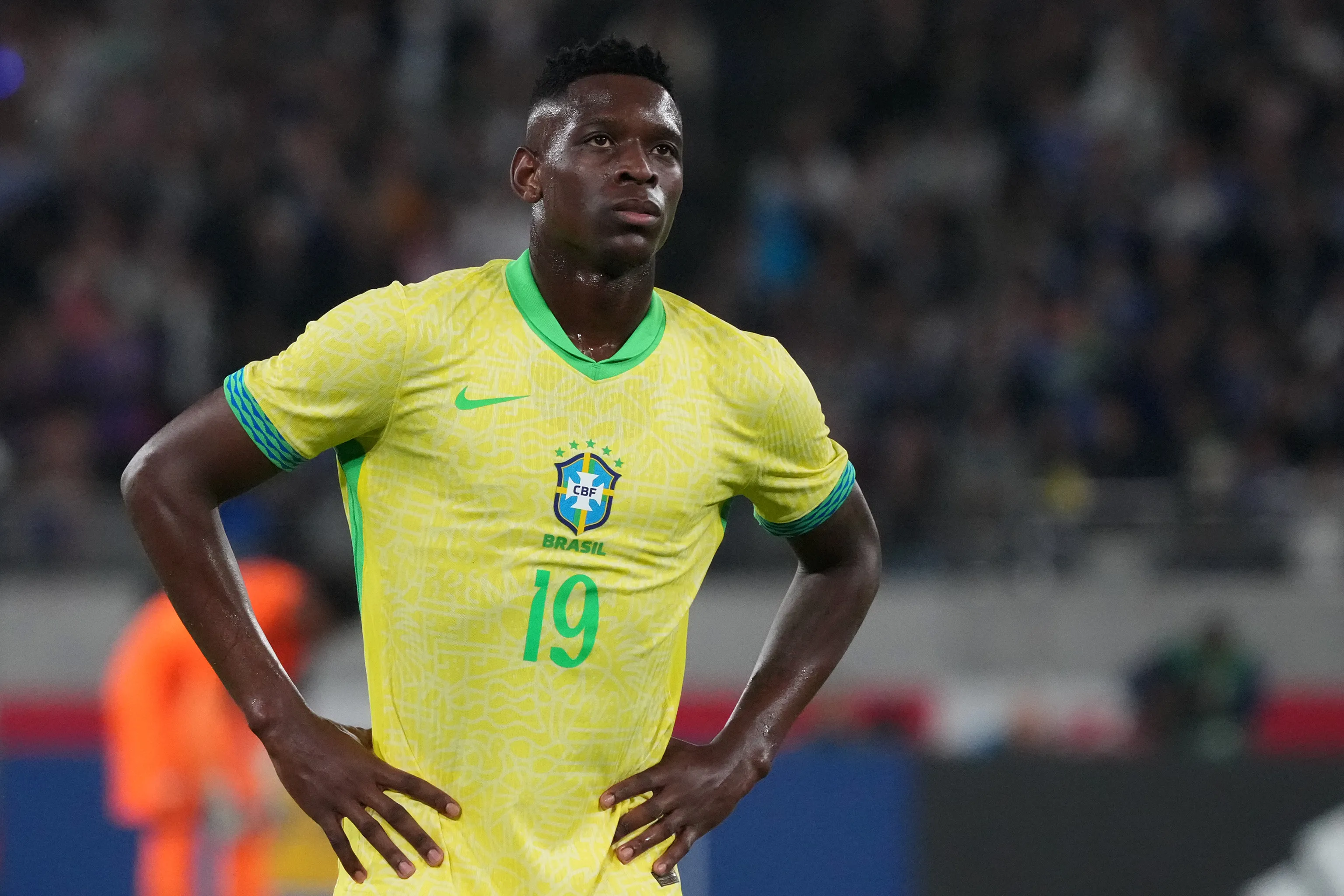 Luiz Henrique em campo com as cores da Seleção Brasileira (Foto: Koji Watanabe/Getty Images)