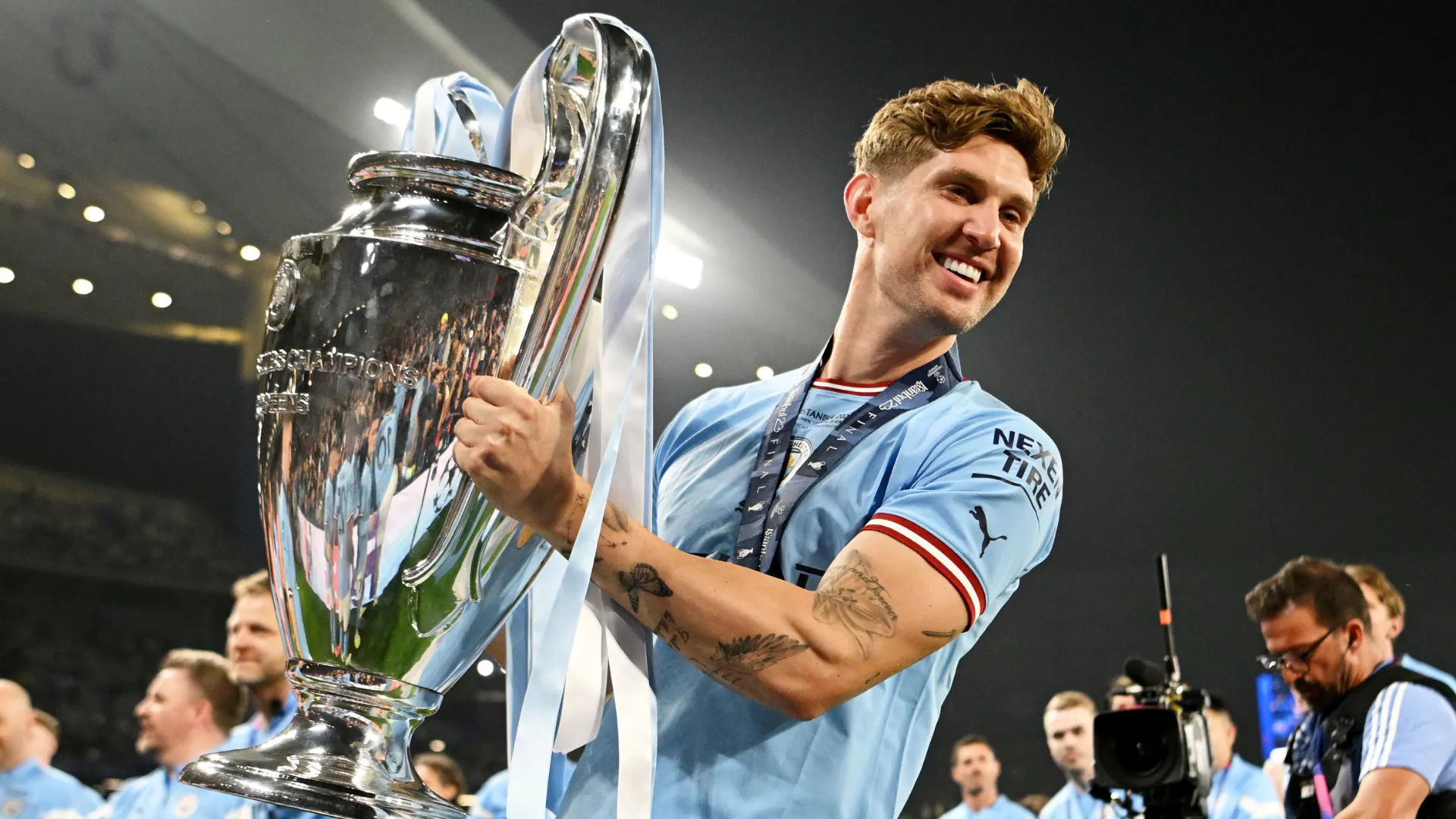 John Stones, alvo do Tottenham, comemora título da Champions League pelo City