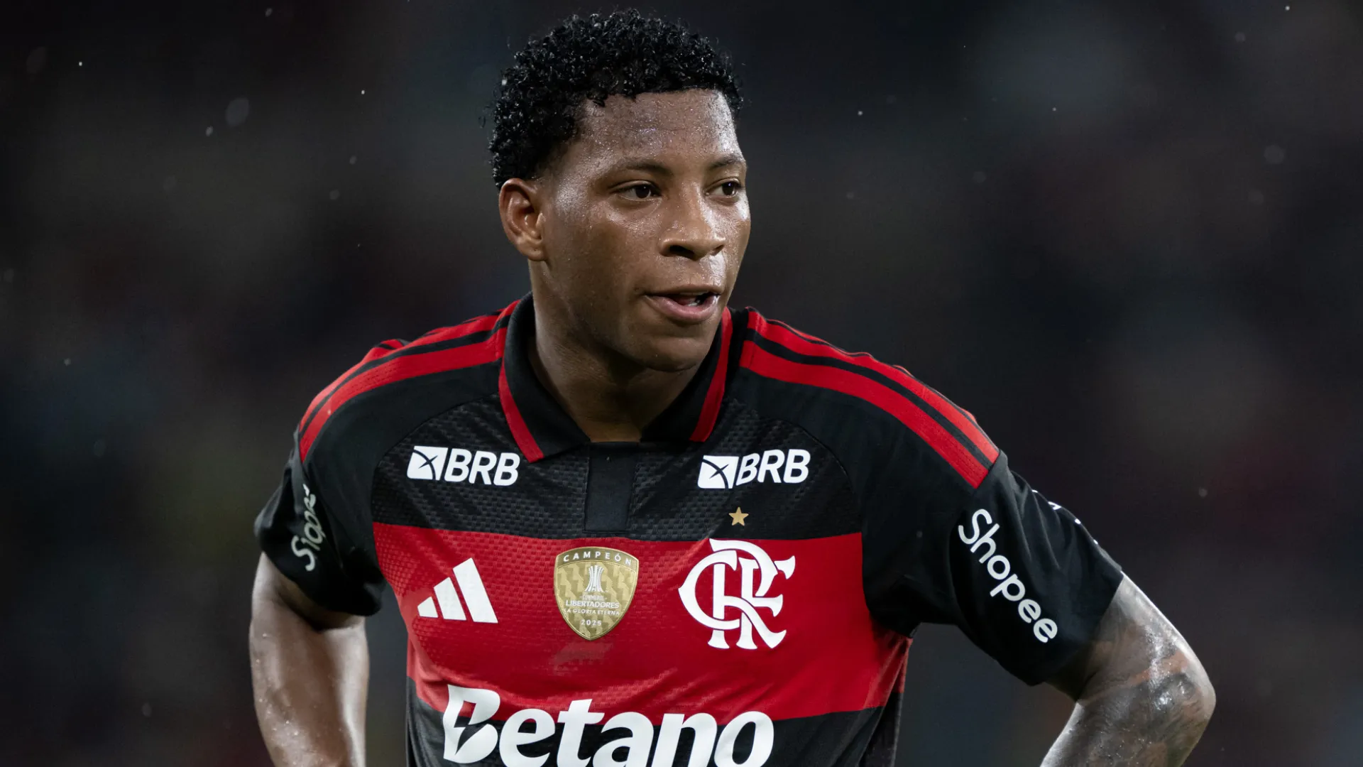 Gonzalo Plata aparece olhando para o lado durante uma partida pelo Flamengo