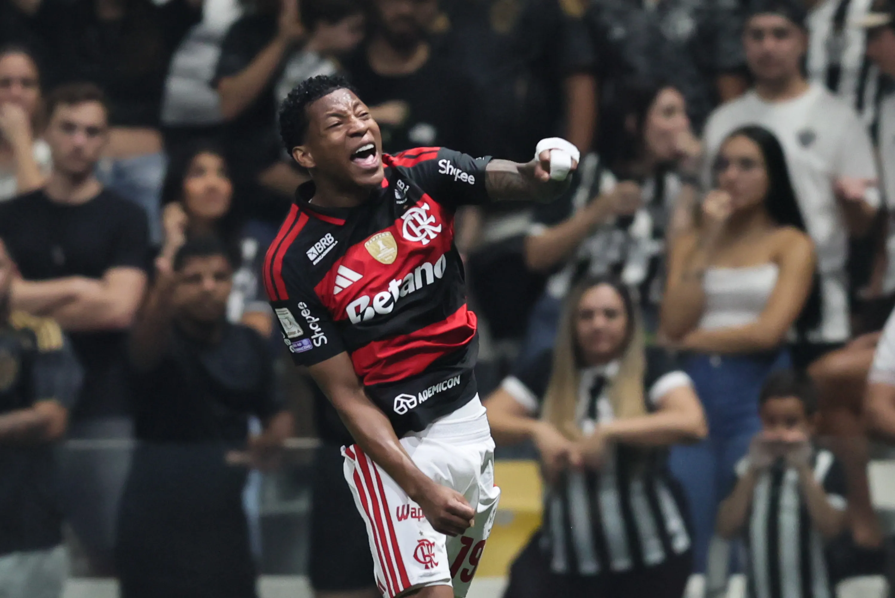 Plata comemorando um gol pelo Flamengo. Foto: Gilson Lobo/AGIF