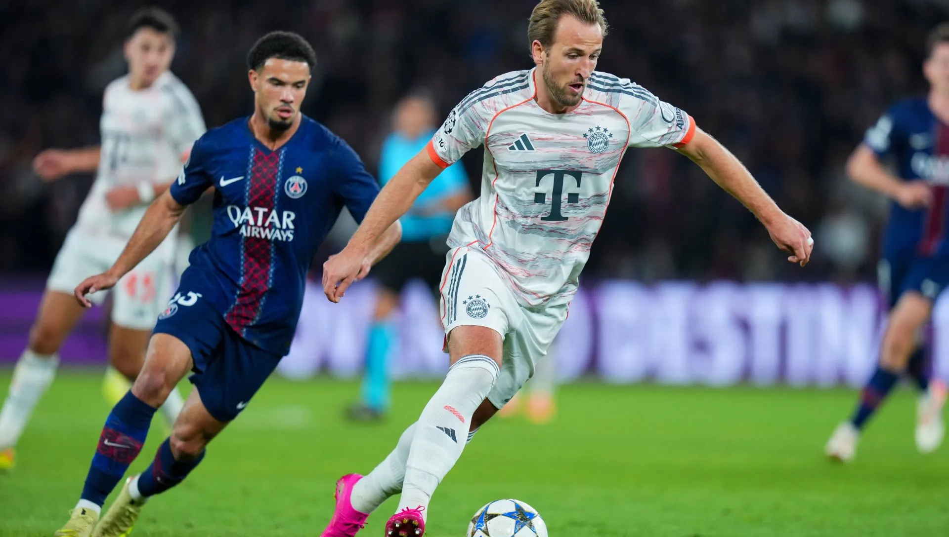 Harry Kane, do Bayern, controla a bola durante partida da Champions League. Foto: Franco Arland/Getty Images