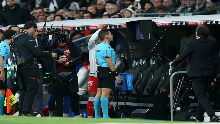 O VAR em ação na Espanha - Florencia Tan Jun/Getty Images