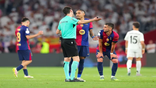 Raphinha conversa com árbitro em Barcelona x Real Madrid – Fran Santiago/Getty Images