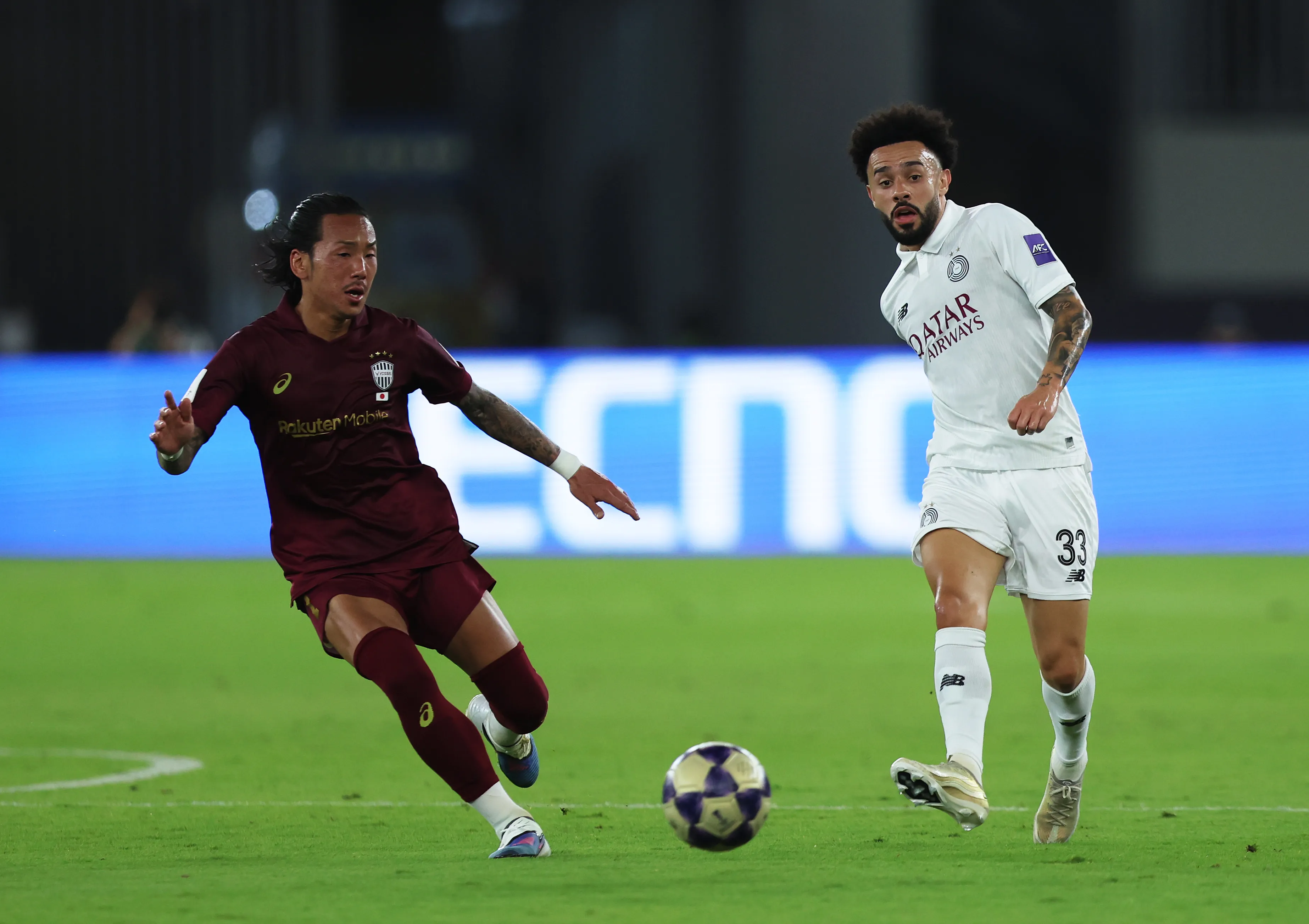 Claudinho com a posse de bola em uma partida pelo Al-Sadd (Foto: Yasser Bakhsh/Getty Images)