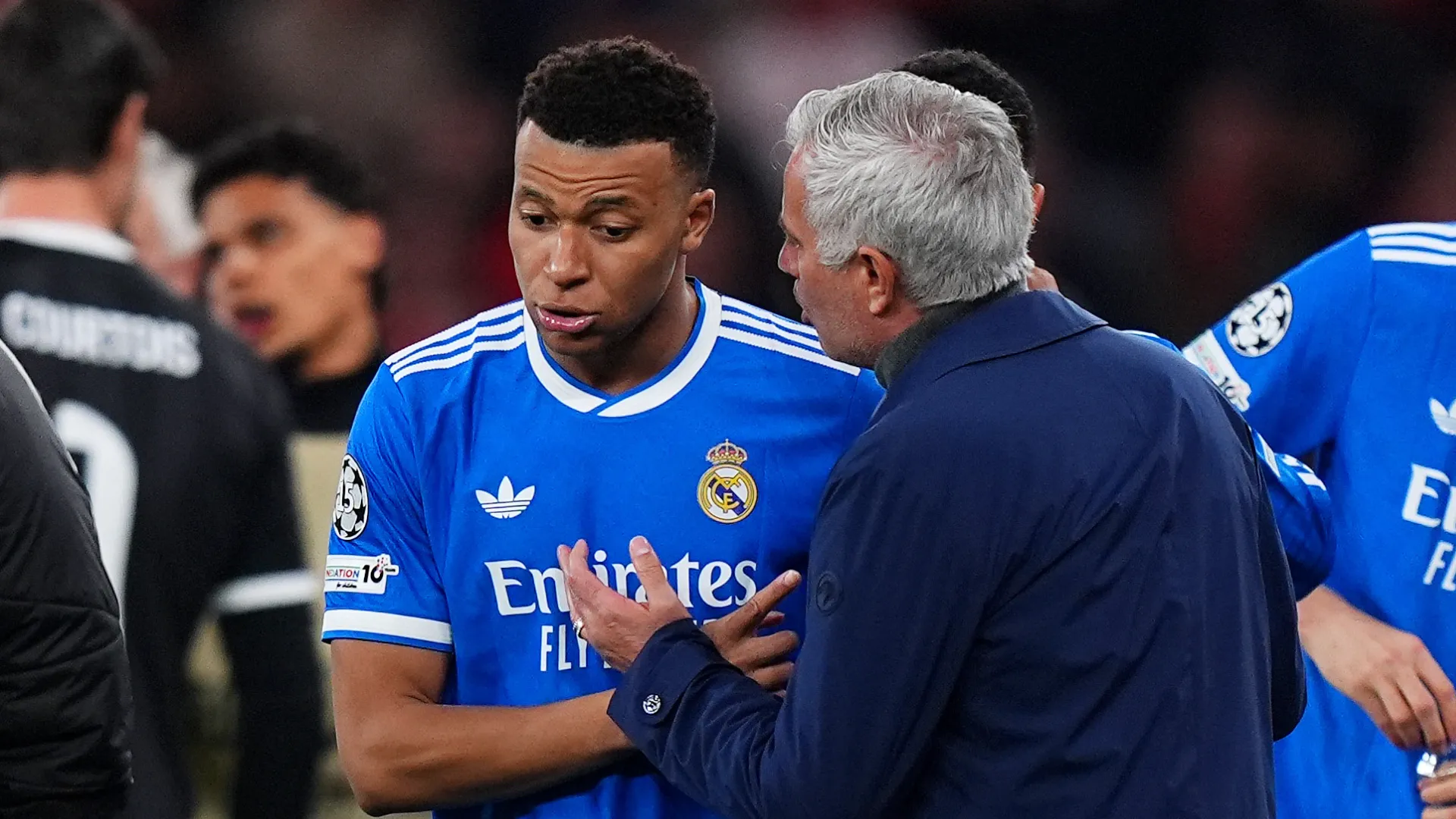 José Mourinho discute com Kylian Mbappé em jogo