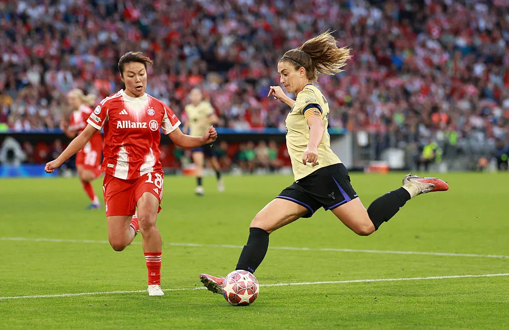 Alexia Putellas atuando pelo Barcelona contra o Bayern – Foto: Jasmin Walter/Getty Images