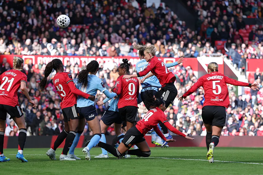 Jogadoras de Manchester United e City durante o duelo entre as equipes - Foto: Alex Livesey/Getty Images