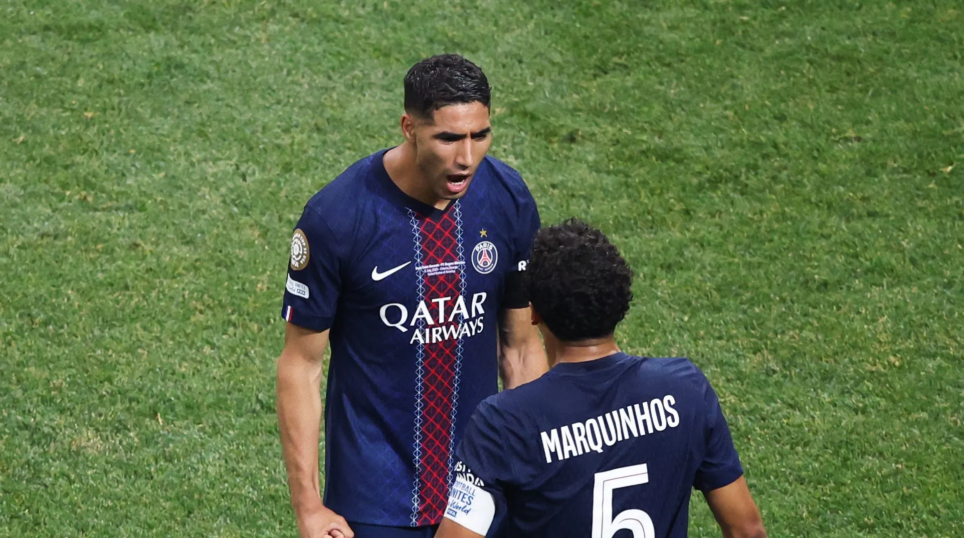 Marquinhos e Hakimi se cumprimentando em jogo do PSG