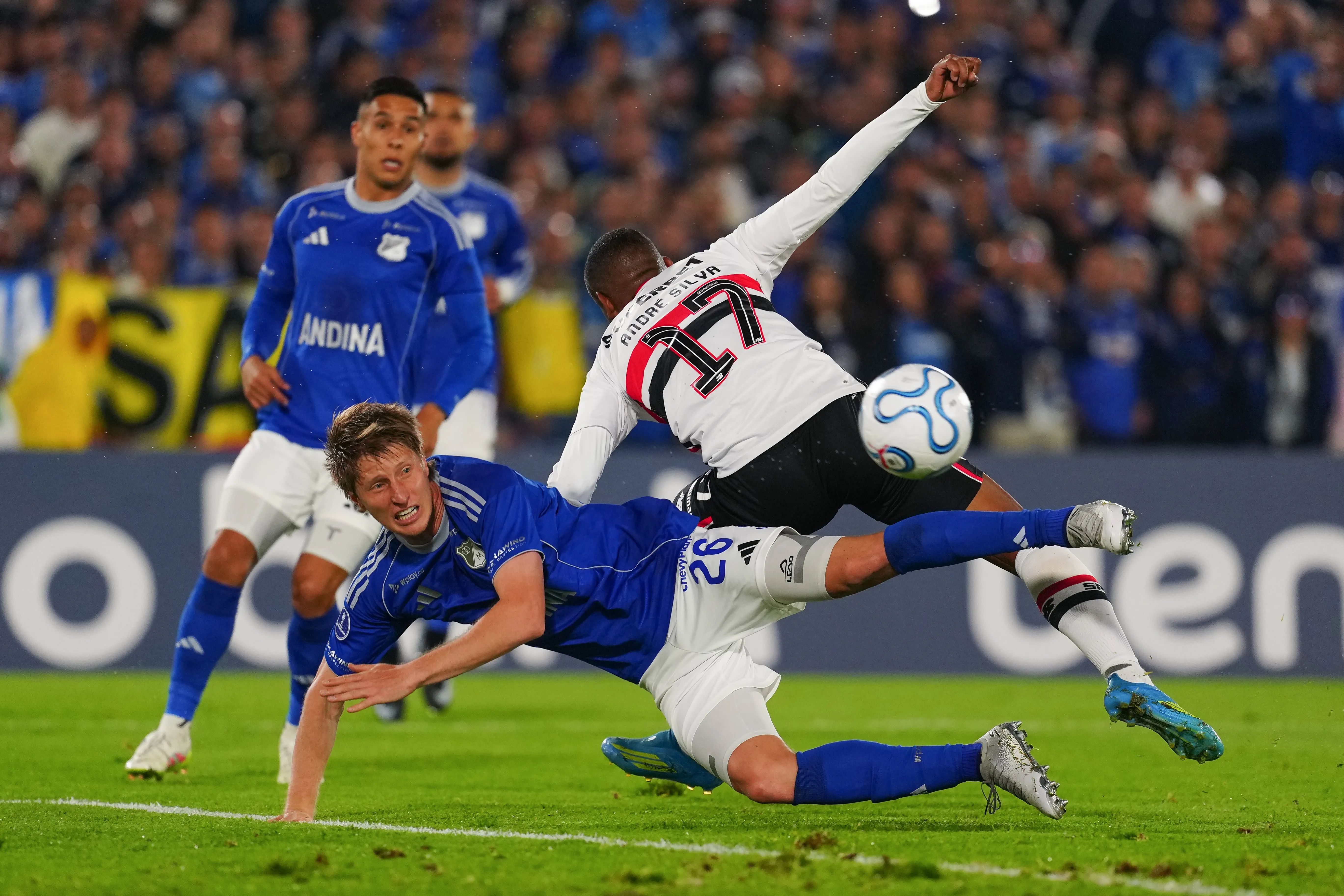 Andrés Llinás em disputa com André Silva em Millonarios x São Paulo (Photo by Andres Rot/Getty Images)