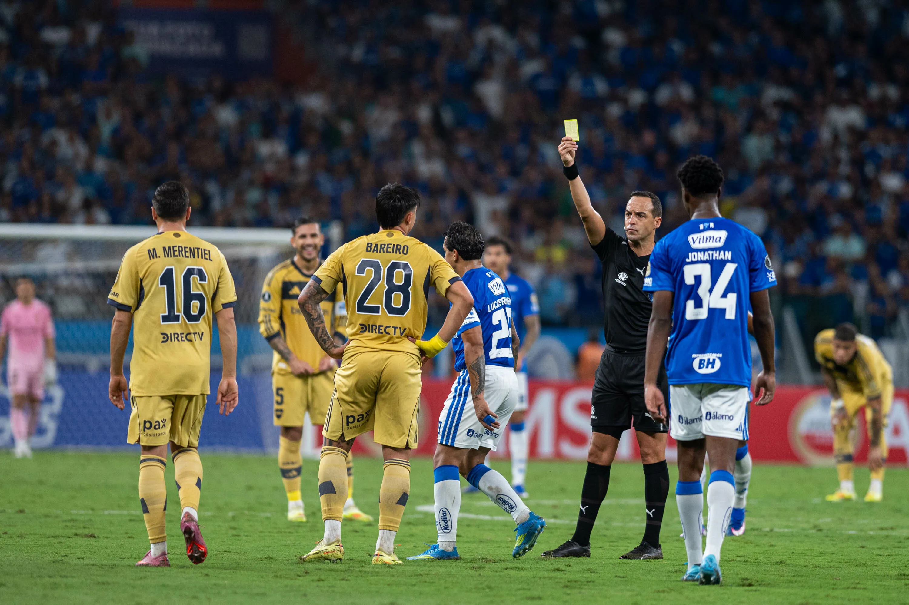 MG – BELO HORIZONTE – 28/04/2026 – COPA LIBERTADORES 2026, CRUZEIRO X BOCA JUNIORS – Bareiro jogador do Boca Juniors recebe cartao amarelo do arbitro durante partida contra o Cruzeiro no estadio Mineirao pelo campeonato Copa Libertadores 2026. Foto: Alessandra Torres/AGIF