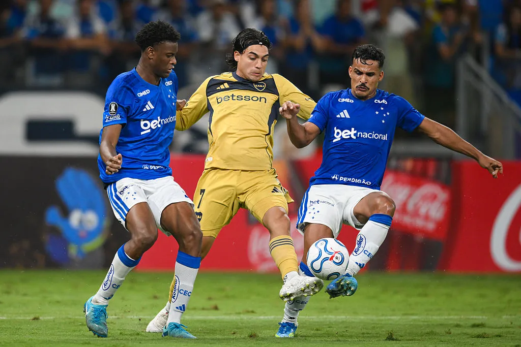 Jonathan Jesus e Zeballos em disputa de bola. (Photo by Pedro Vilela/Getty Images)