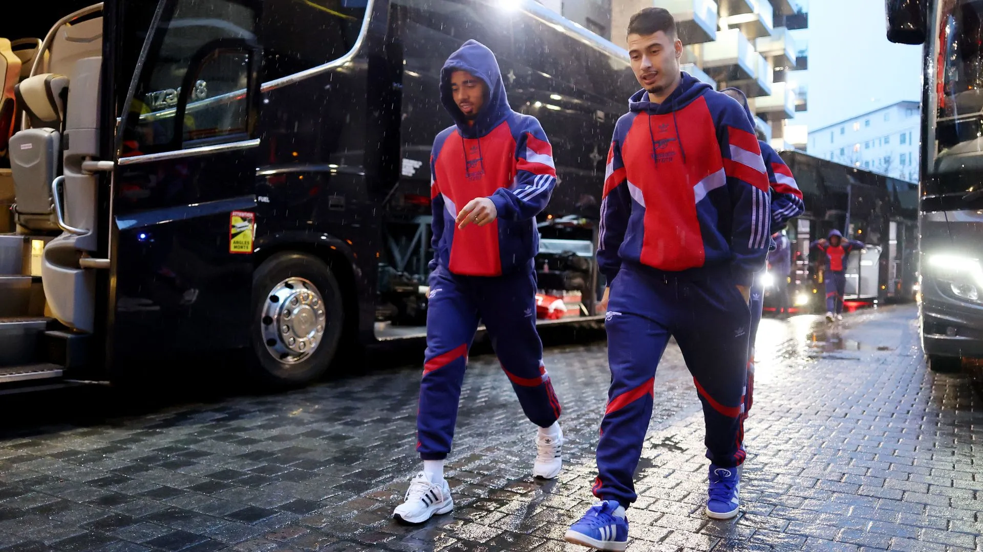 Gabriel Jesus e Martinelli em viagem com a delegação do Arsenal (foto: Richard Heathcote/Getty Images)