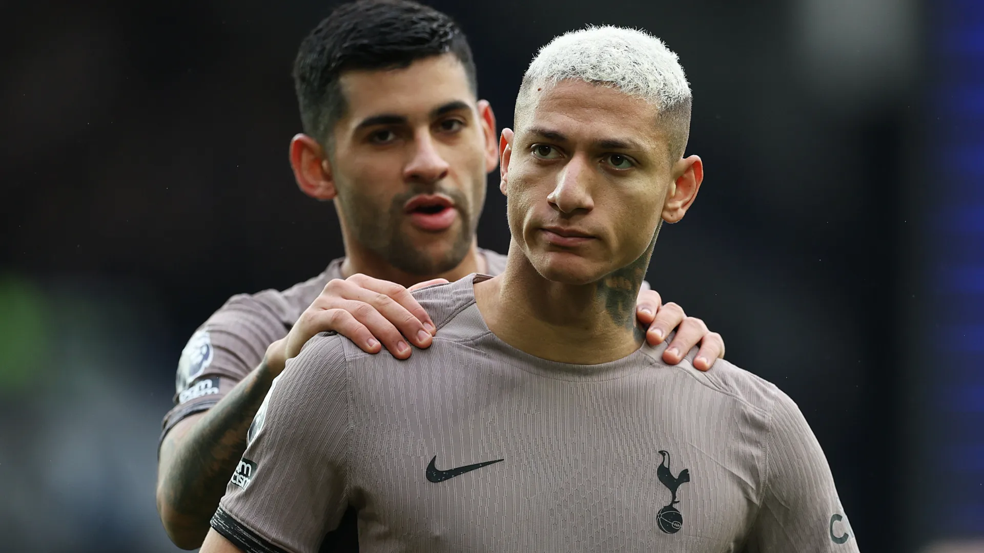 Cristian Romero e Richarlison aparecem comemorando um gol pelo Tottenham