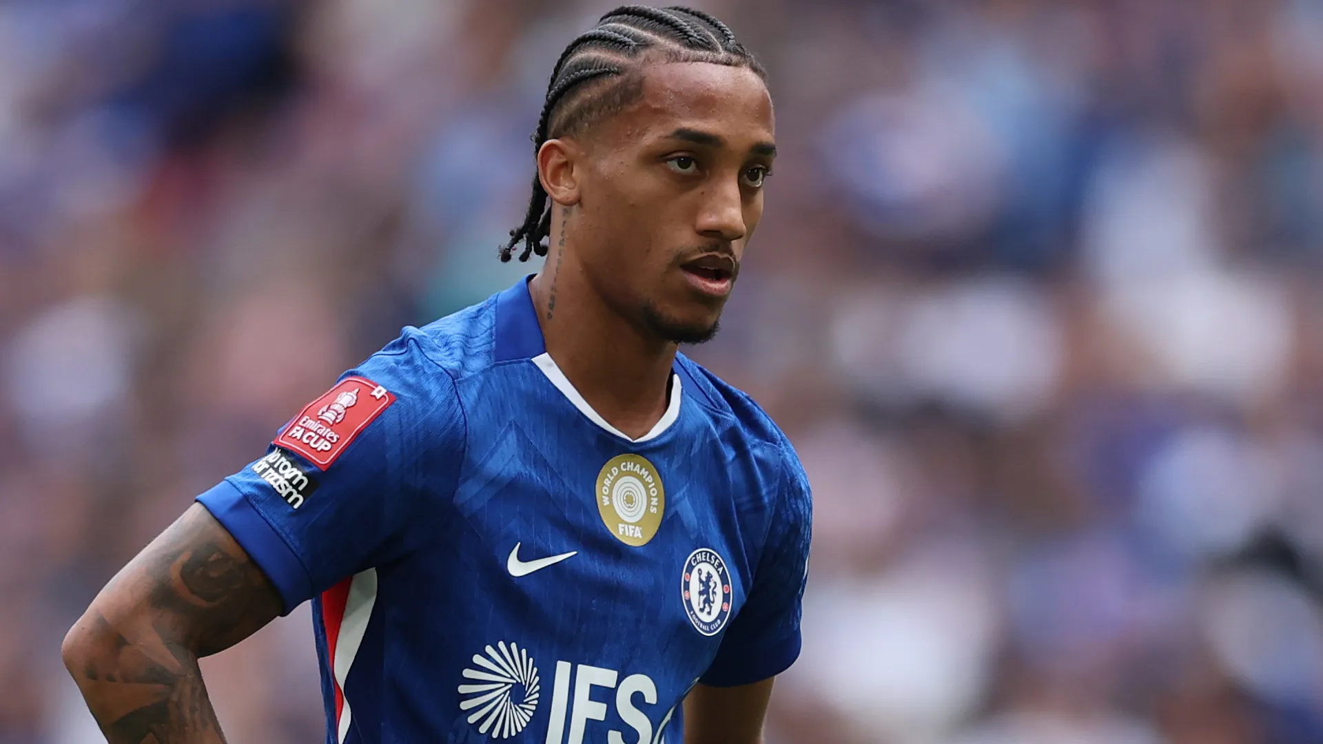 João Pedro aparece concentrado durante uma partida pelo Chelsea