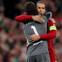 Van Dijk faz apelo para Alisson não deixar o Liverpool