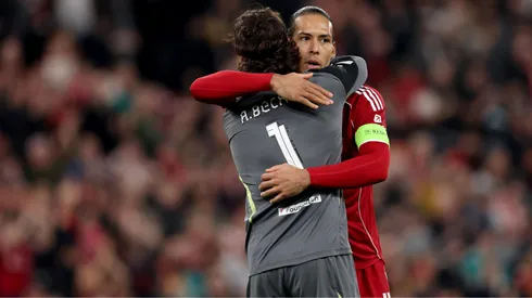 Alisson e Van Dijk abraçados