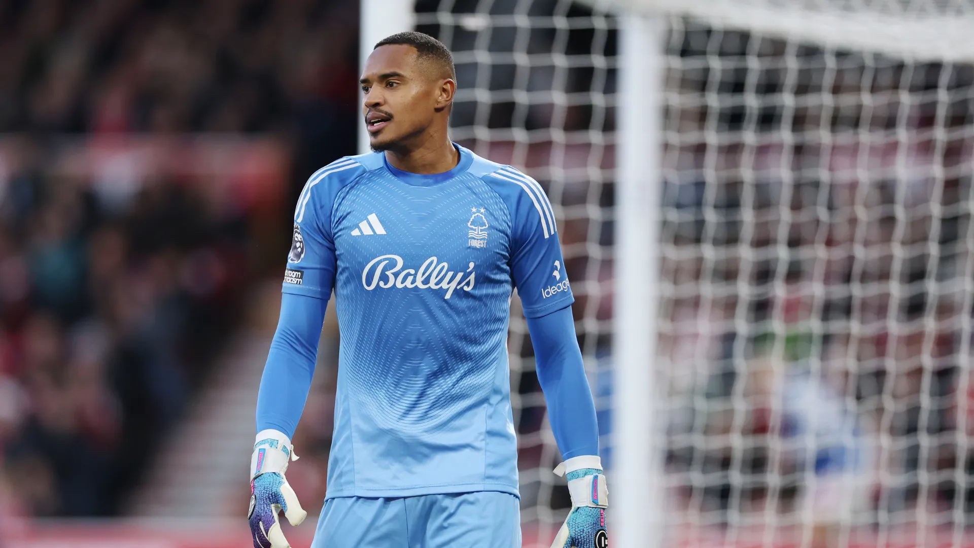 John em jogo com a camisa azul do Nottingham Forest
